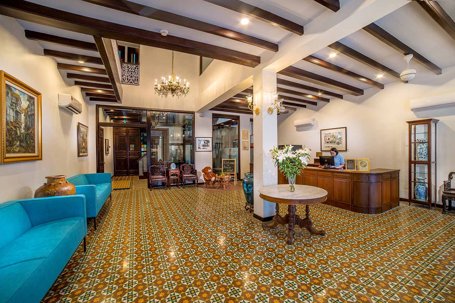Areca Hotel Penang 前台与花砖大堂