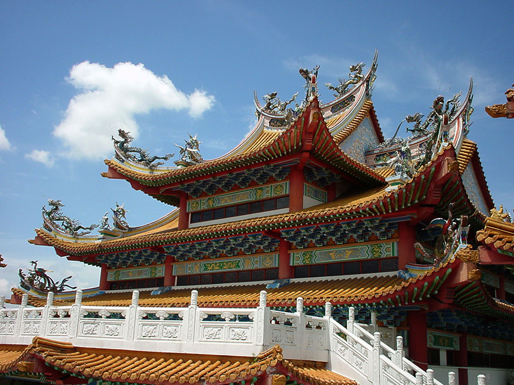 吉隆坡天后宫红柱与屋檐建筑